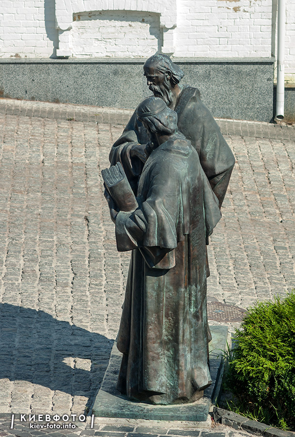 Памятник Кириллу и Мефодию в Лавре