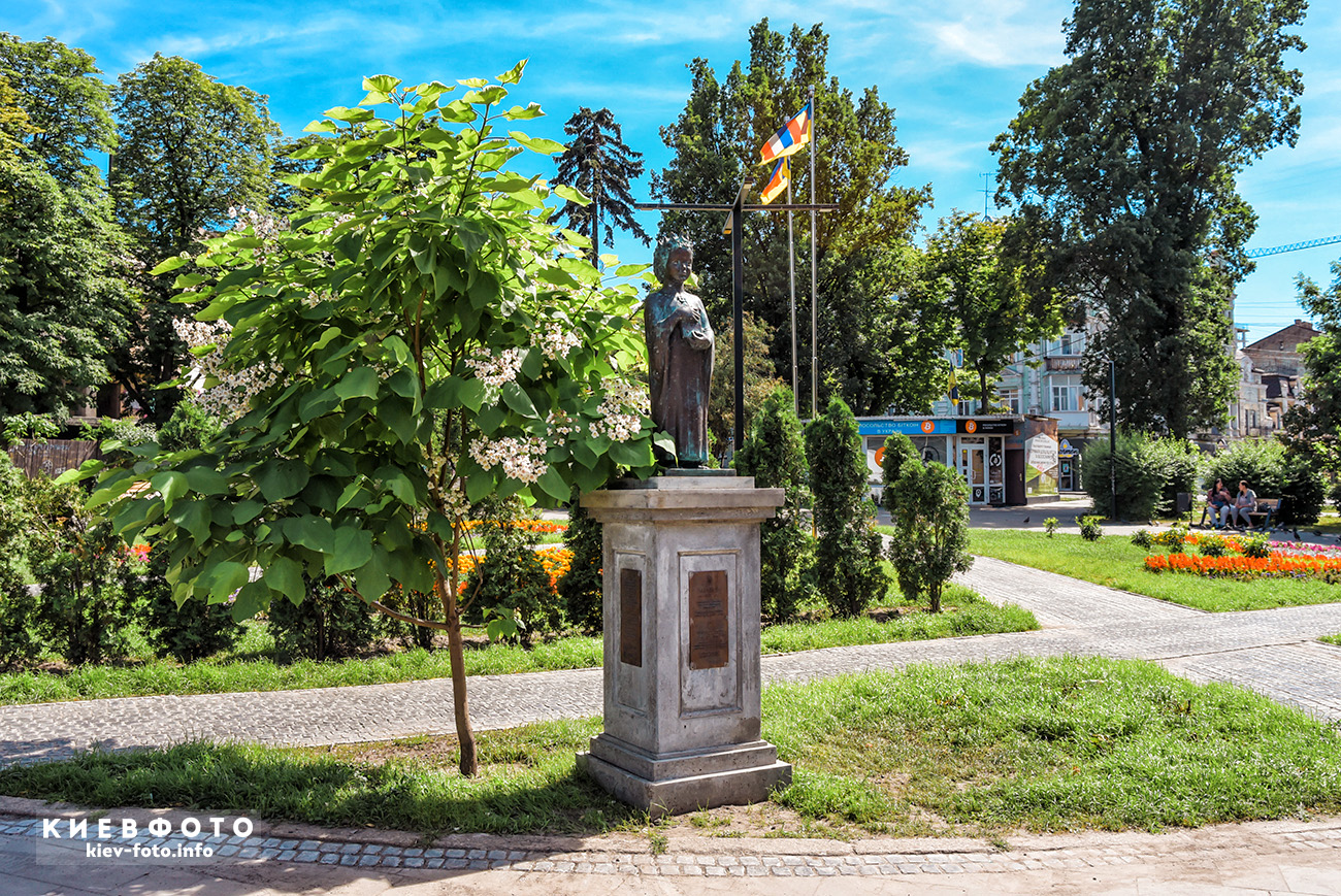 Памятник Анне Ярославне в Киеве (Anne de Kiev)