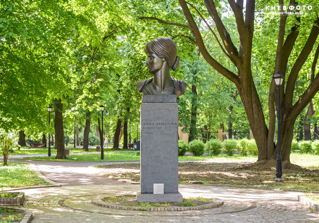 Памятник Анне Ахматовой в Мариинском парке (Городском саду)