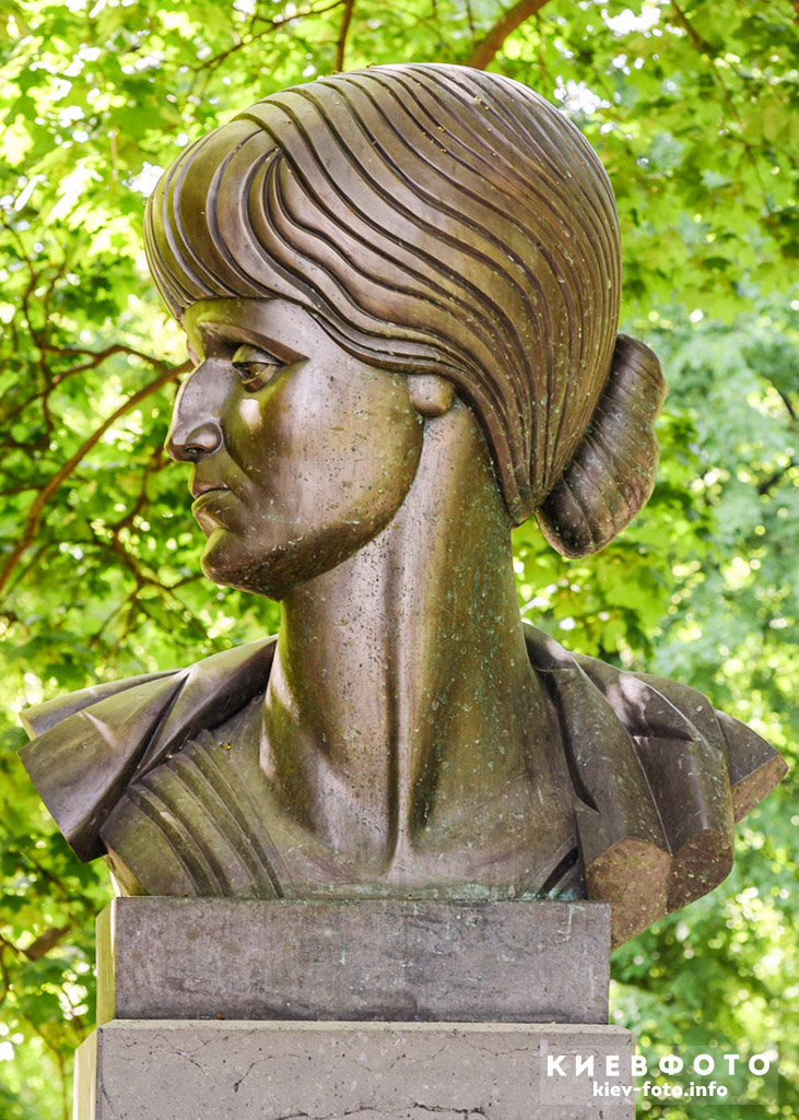 Памятник Анне Ахматовой в Мариинском парке (Городском саду)