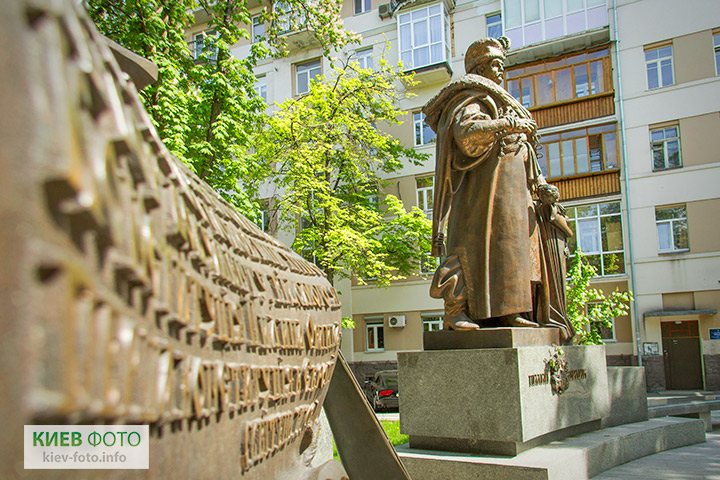 Памятник Пилипу Орлику в Киеве