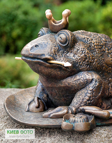 Скульптура «Царевна-лягушка» на Оболони