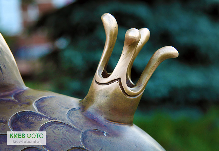 Скульптура «Золотая рыбка» на Оболонской набережной