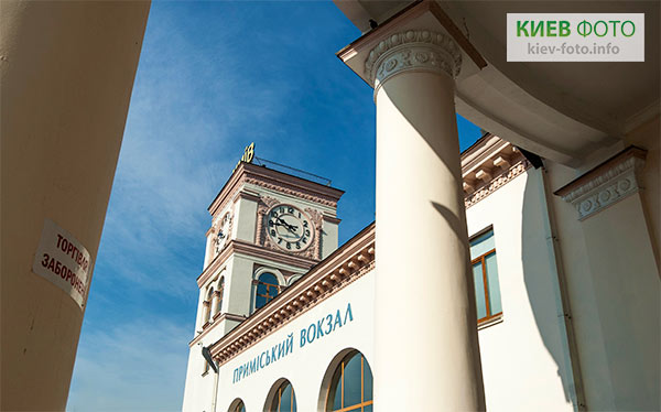 Часы на башне пригородного вокзала в Киеве. Часы на вокзале