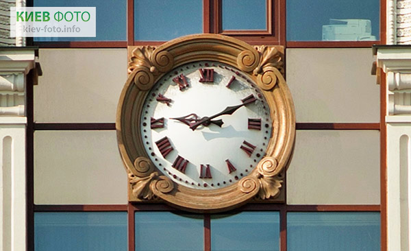 Фасадные часы на Почтовой площади