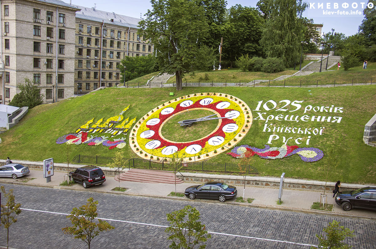 Цветочные часы на Майдане Незалежности
