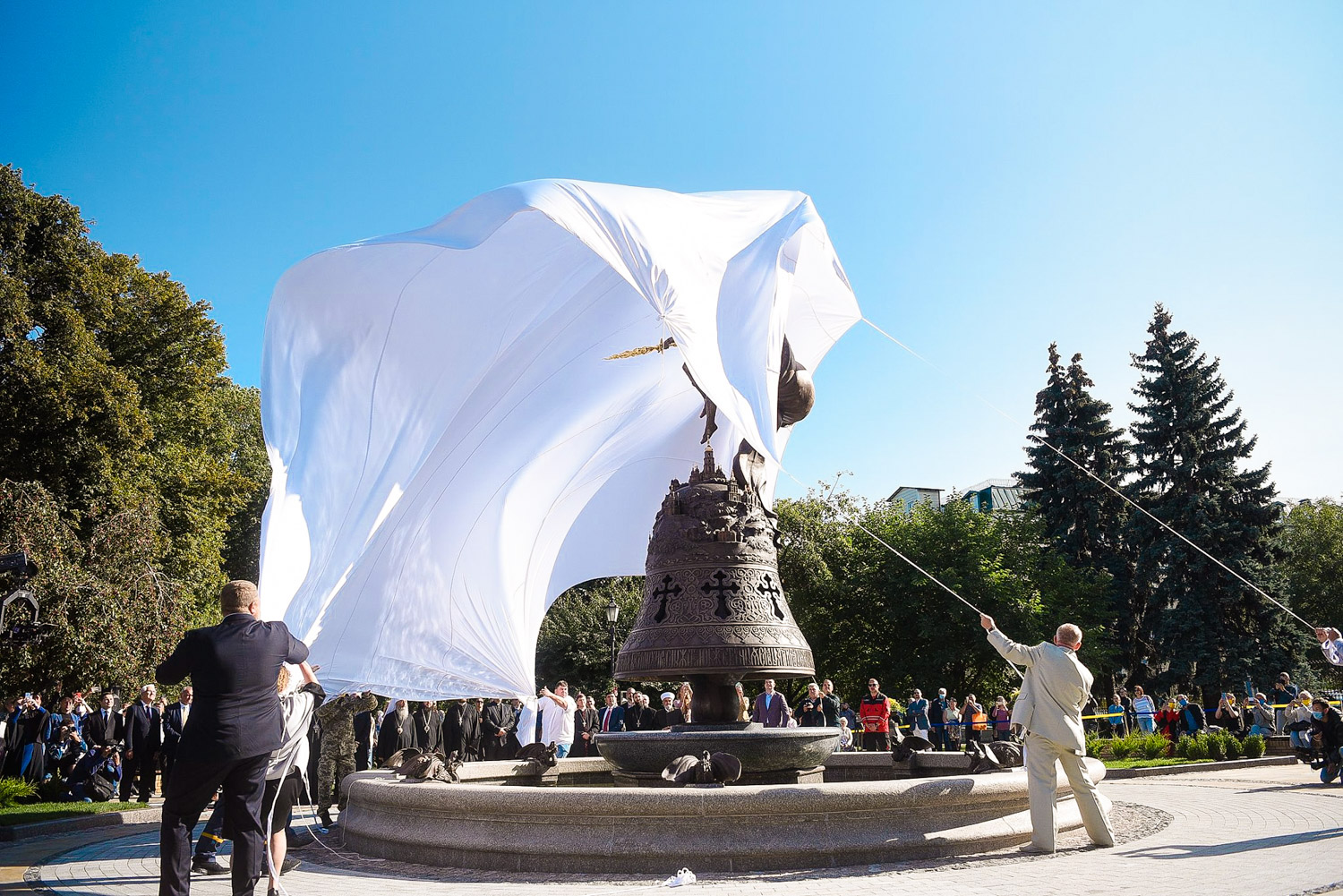 фонтан со скульптурой Архистратига Михаила в парке «Владимирская горка»