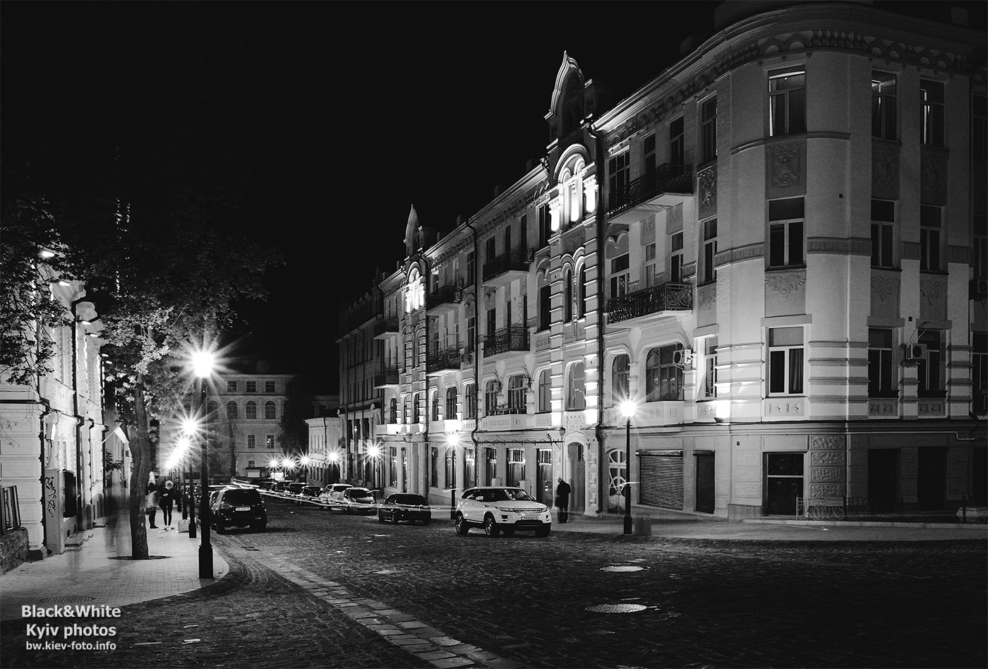 Подборка черно-белых фотографий ночного Андреевского спуска.