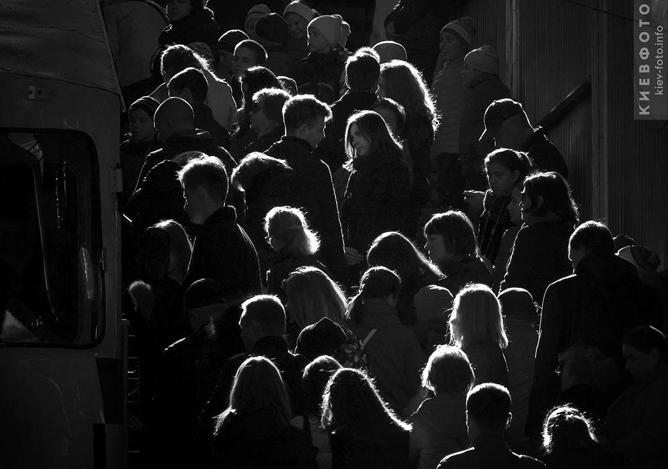 "Чувства в толпе" на платформа киевского фуникулера. Уличная или стрит фотография Киева. Kiev street photography