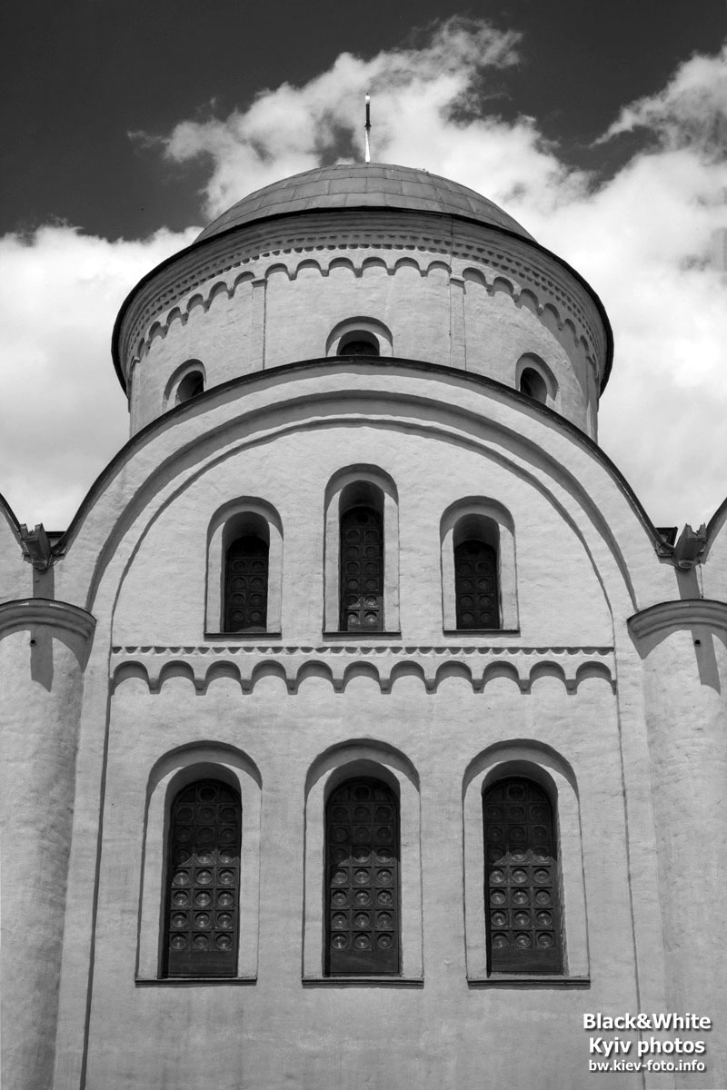 Черно-белые фотографии киевских церквей