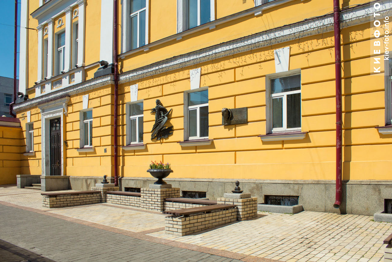 Мемориальная доска Михаилу Булгакову на фасаде бывшей гимназии
