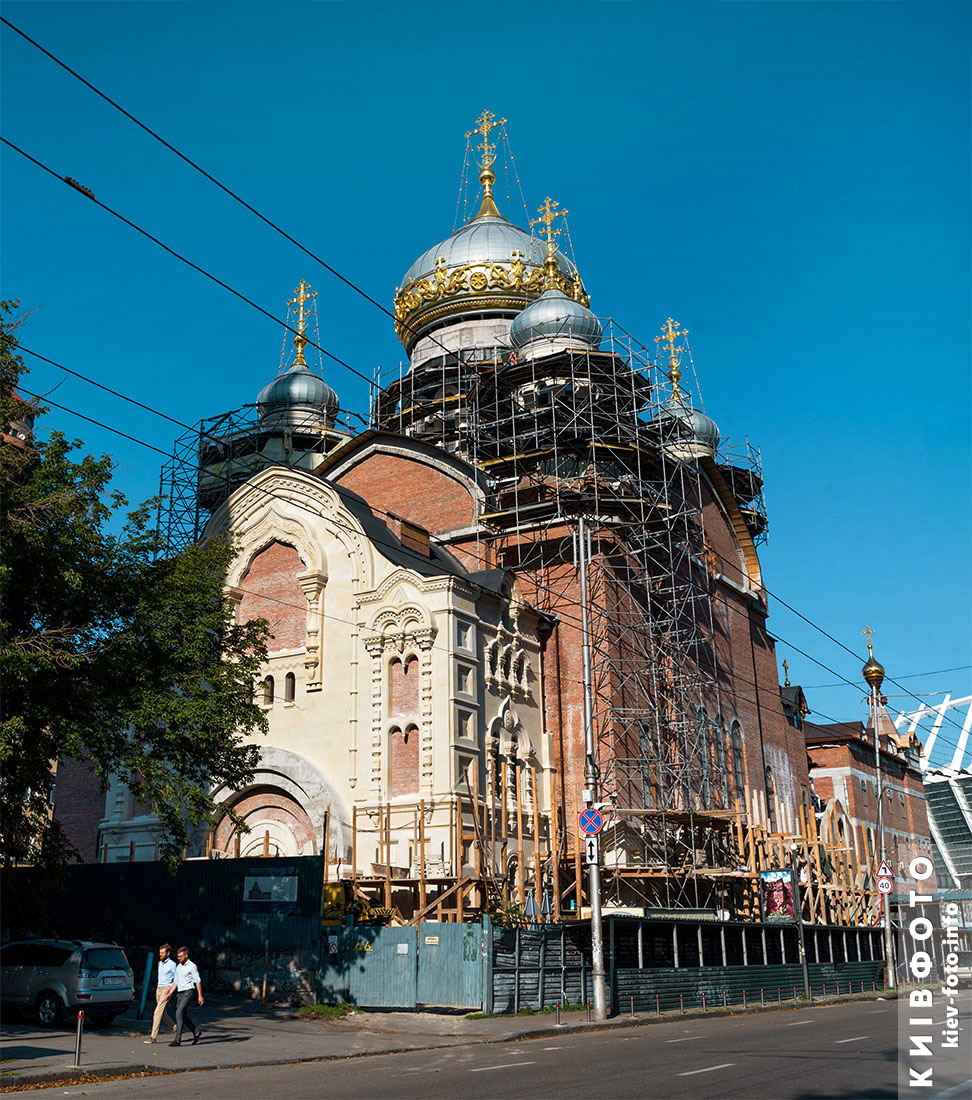 Церковь Пресвятой Троицы на Жилянской (возле театра оперетты и НСК «Олимпийский»)
