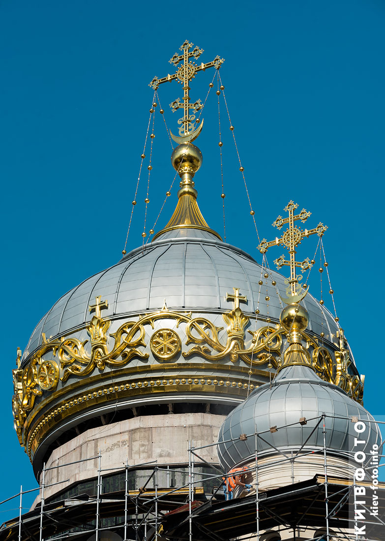 Церковь Пресвятой Троицы на Жилянской (возле театра оперетты и НСК «Олимпийский»)