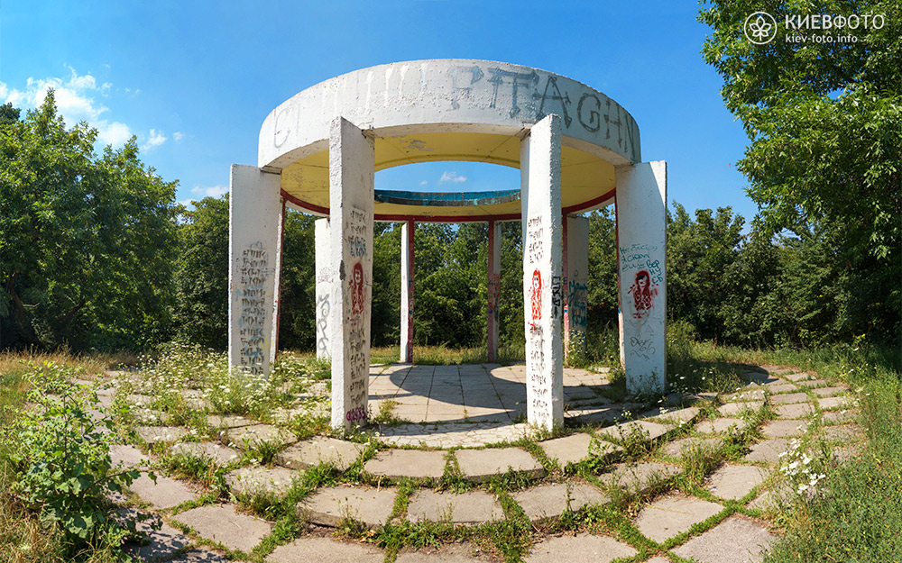 Недостроенная Ленинская аллея с ротондой в парке «Салют»