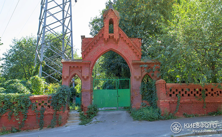 Старые ворота Байкового кладбища