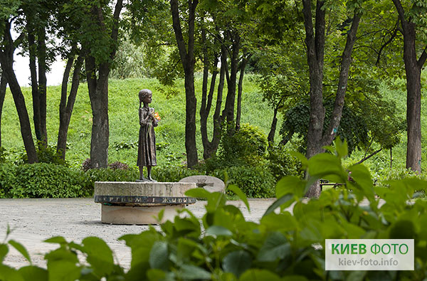 Скульптура девочки с колосками в руках. Киев Фото