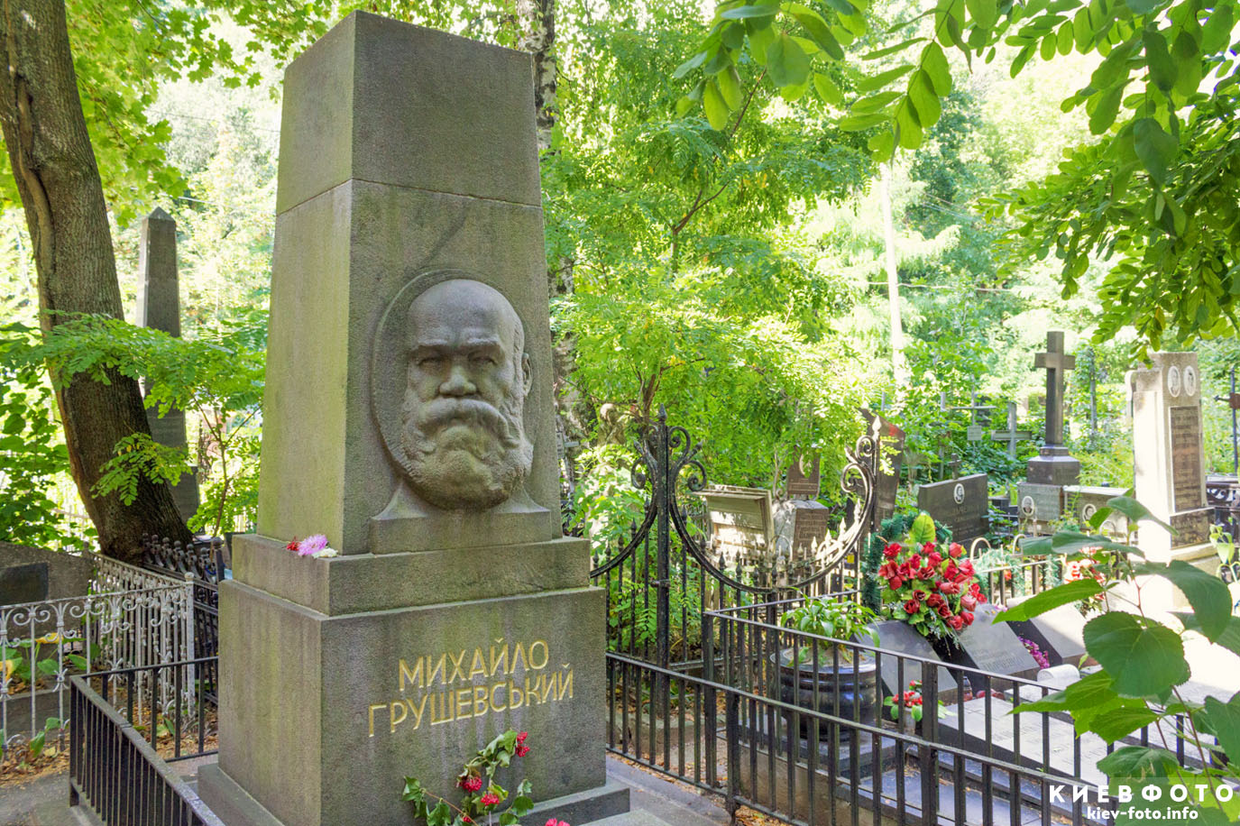 Надгробие на могиле Михаила Грушевского