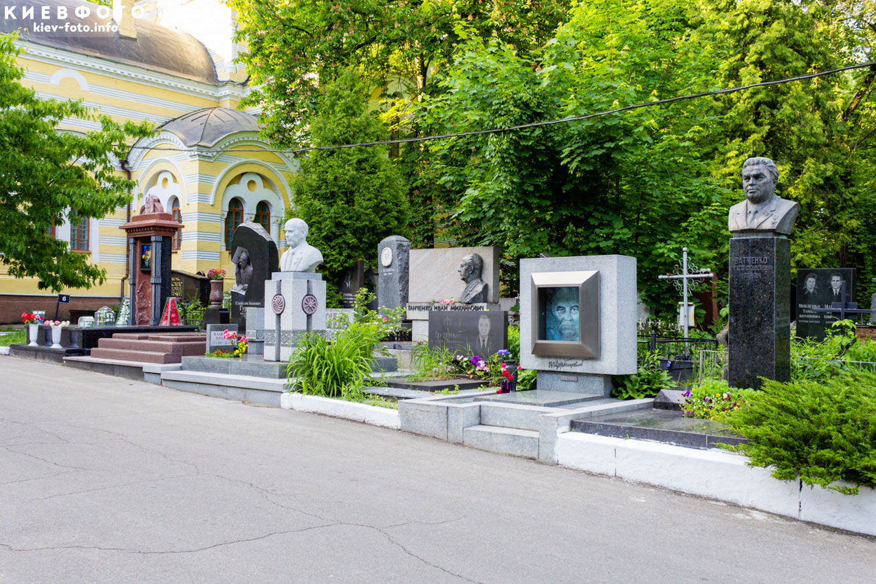 Надгробие на могиле Щербицкого Владимира