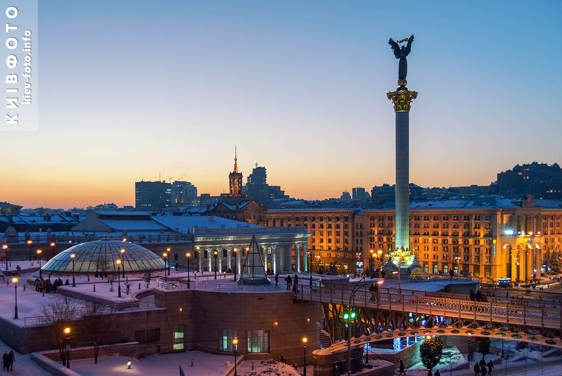 Монумент Независимости Украины на Майдане зимним вечером