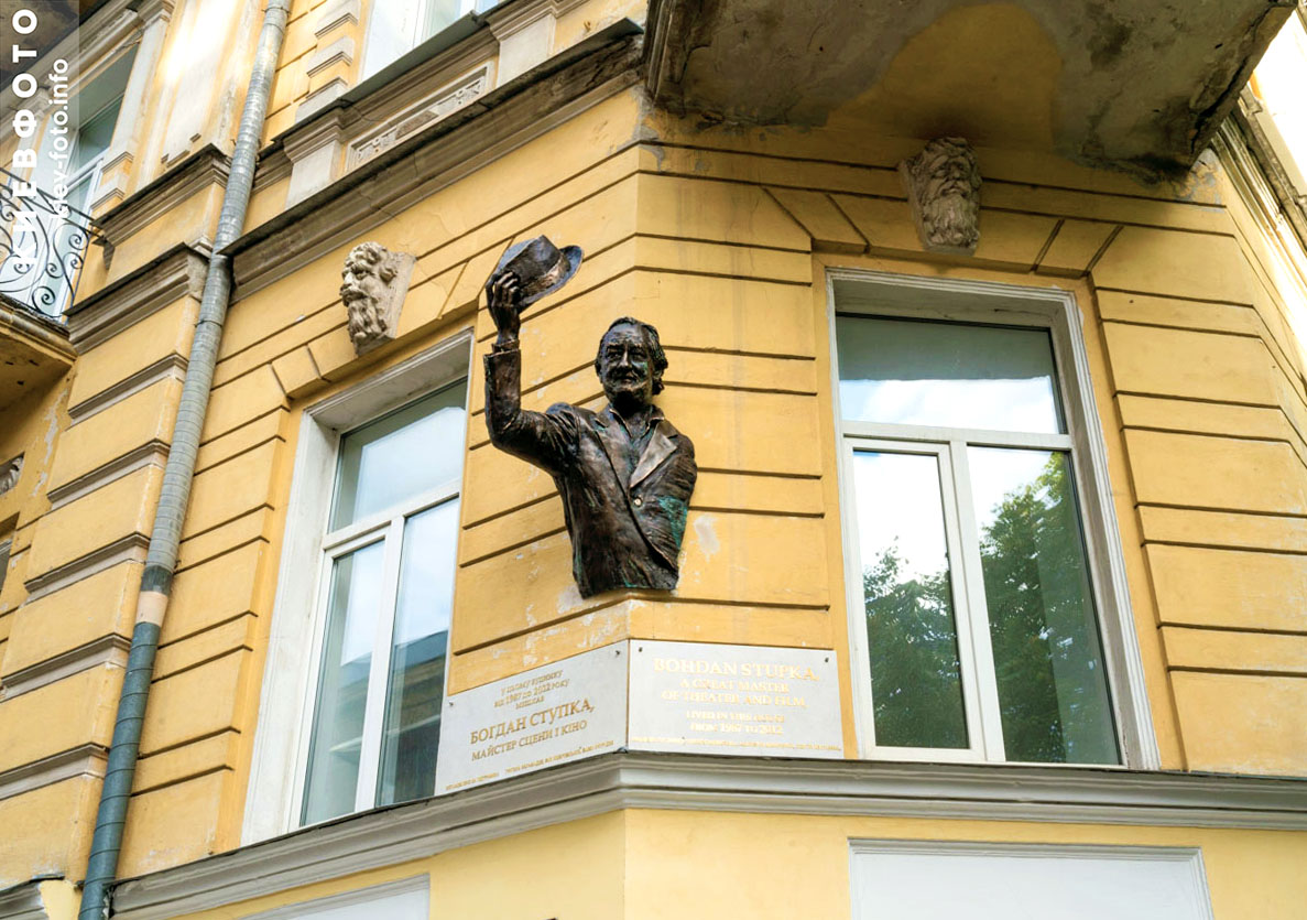 Памятник Богдану Ступке в Киеве