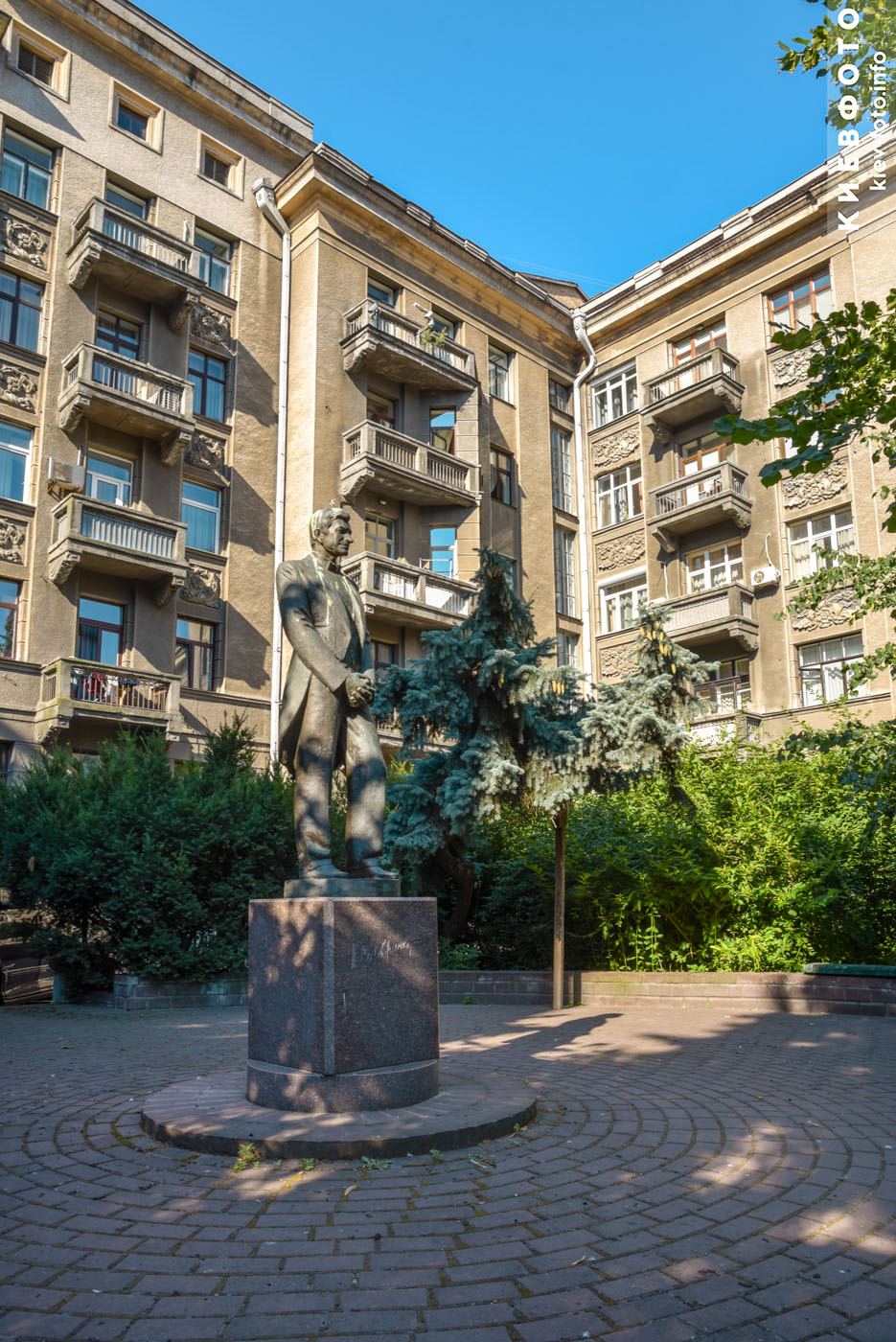 Памятник Анатолию Соловьяненко на улице Институтской в Киеве