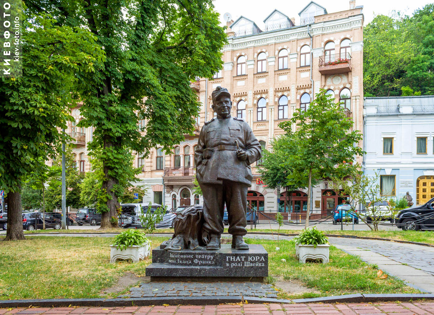 Памятник Гнату Юра возле театра им. Ивана Франко