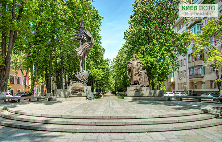 Памятник Пилипу Орлику в Киеве