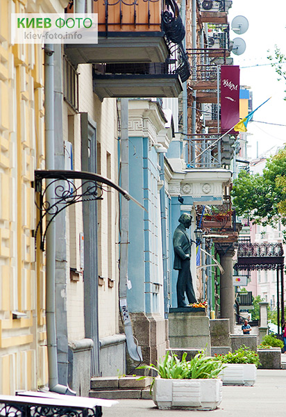 Памятник  Илье Репину в Киеве