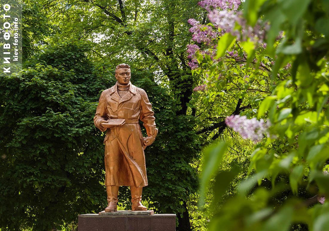 Памятник Валерию Чкалову в Киеве