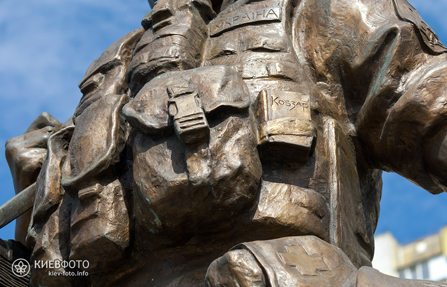 Памятник воину-добровольцу АТО на Троещине