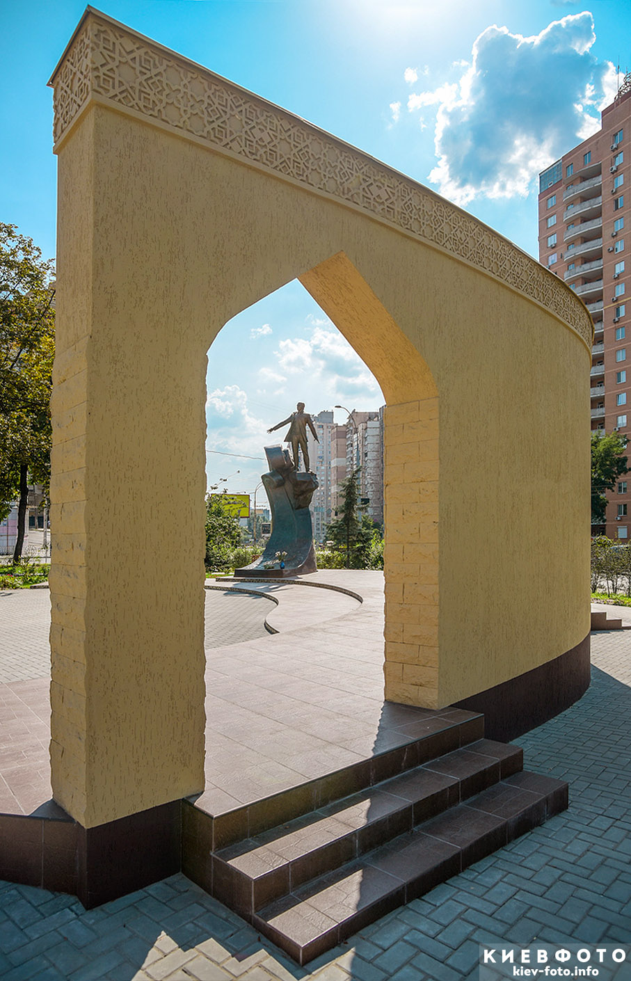 Памятник Муслиму Магомаеву в Киеве