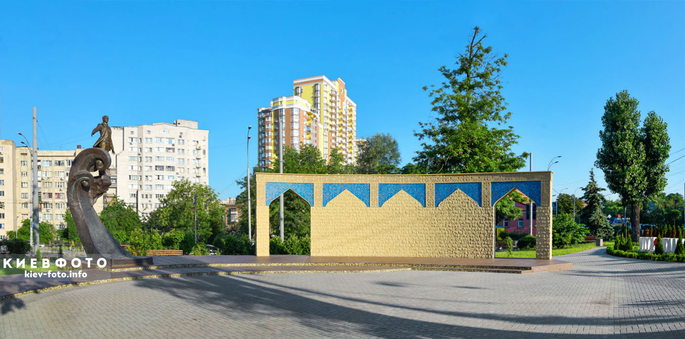 Памятник Муслиму Магомаеву в Киеве. Фотографии
