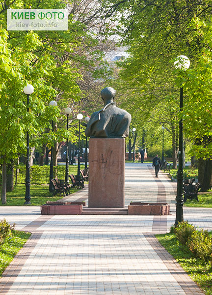 Памятник Николаю Островскому в парке