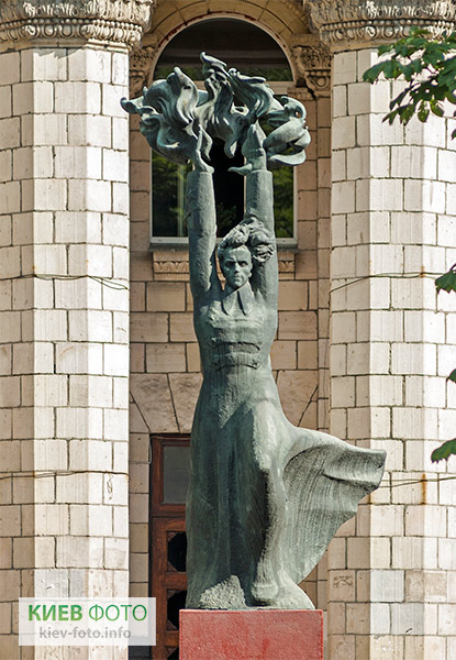Памятник Николаю Островскому   (перед КЭМТ)