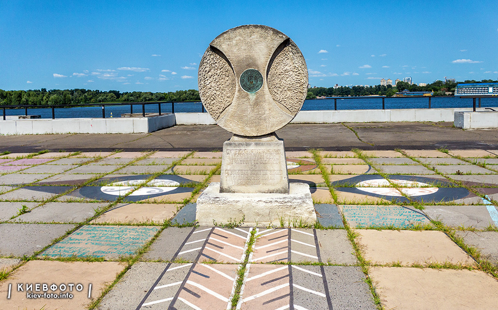 Памятник на месте последней остановки гроба Тараса Шевченко в Киеве (на Набережном шоссе)