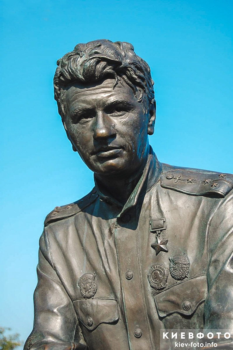 Памятник Военным лётчикам - Леониду Быкову 