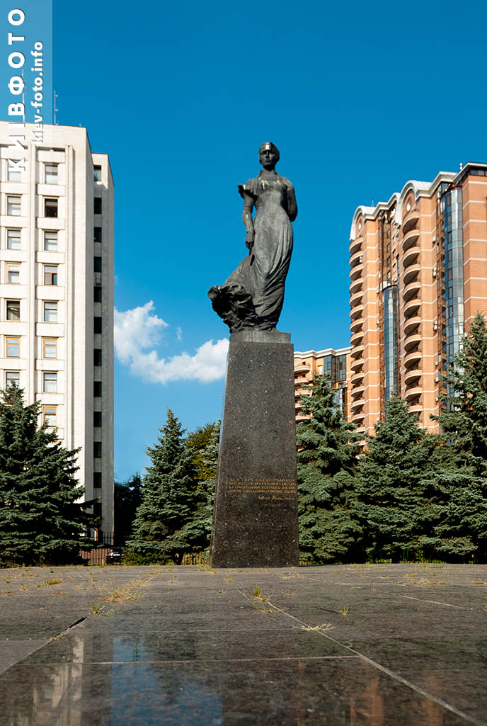 Памятник Лесе Украинке на Печерске