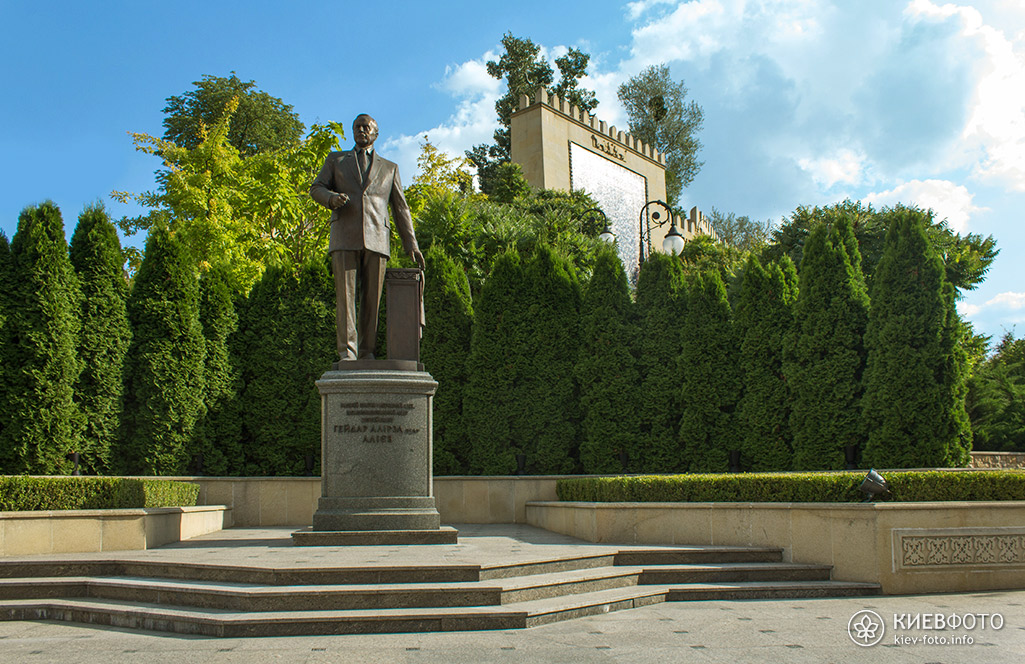 Памятник Гейдару Алиеву в Киеве