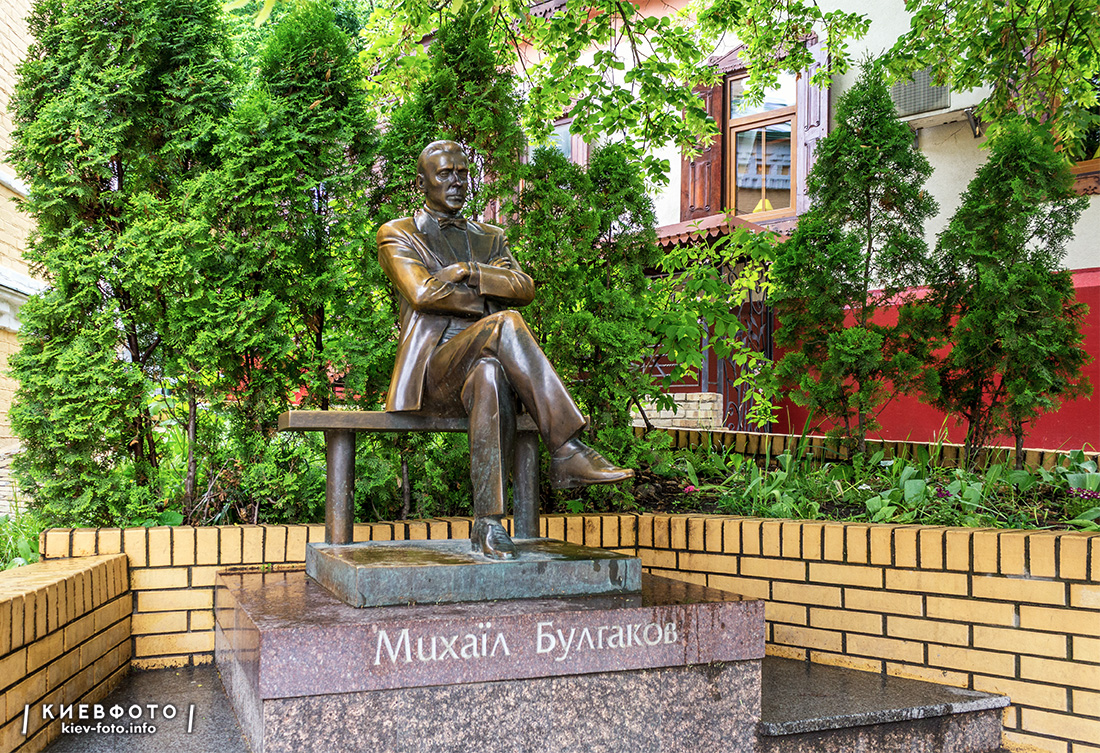 Памятник Михаилу Булгакову в Киеве