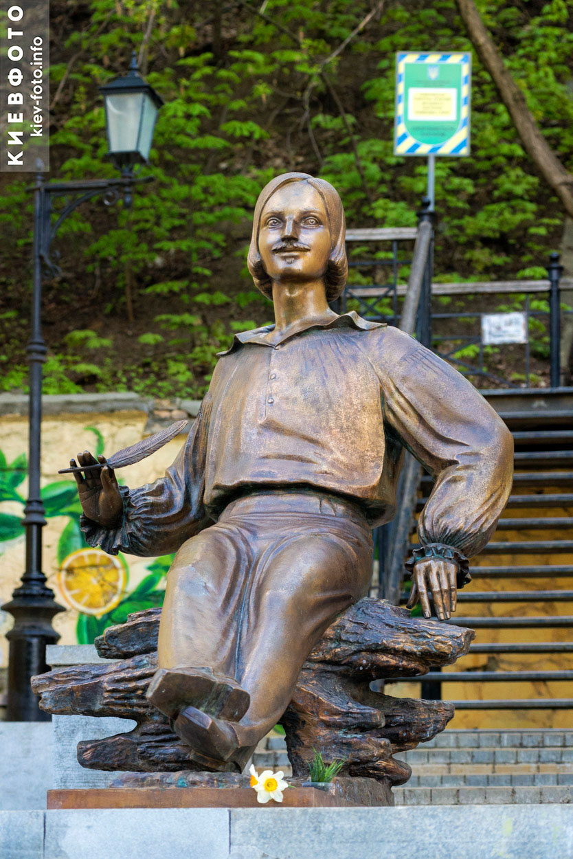 Памятник Николаю Гоголю на Андреевском спуске