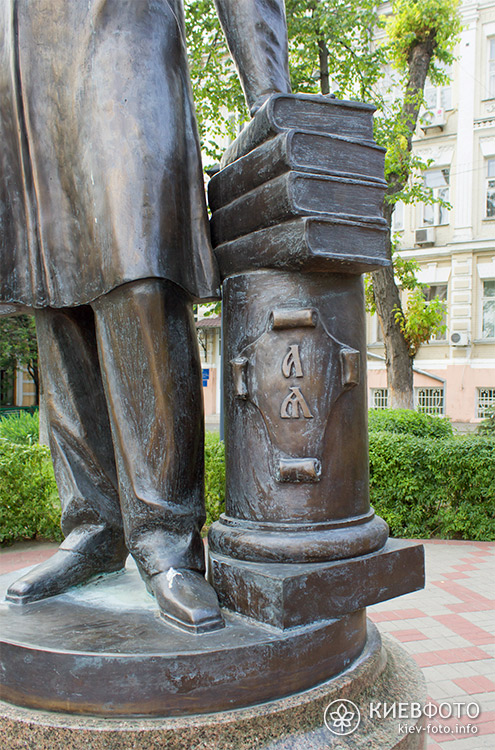 Памятник Борису Гринченко в Киеве