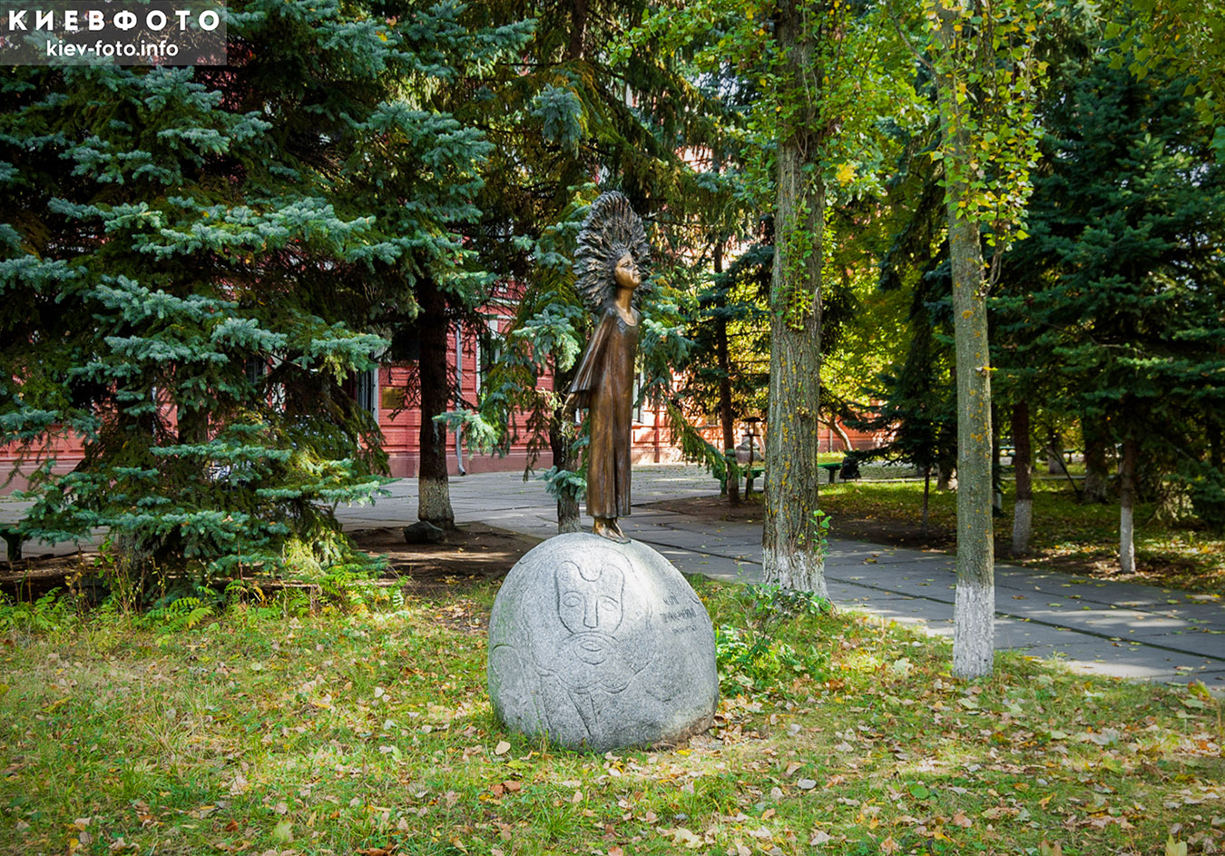 Памятник Марии Примаченко в Киеве