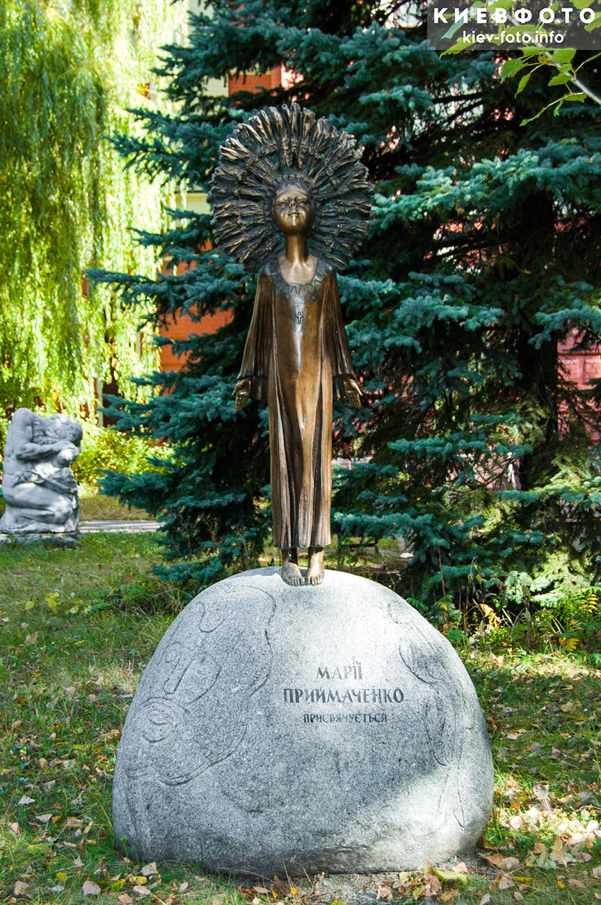 Памятник Марии Примаченко в Киеве