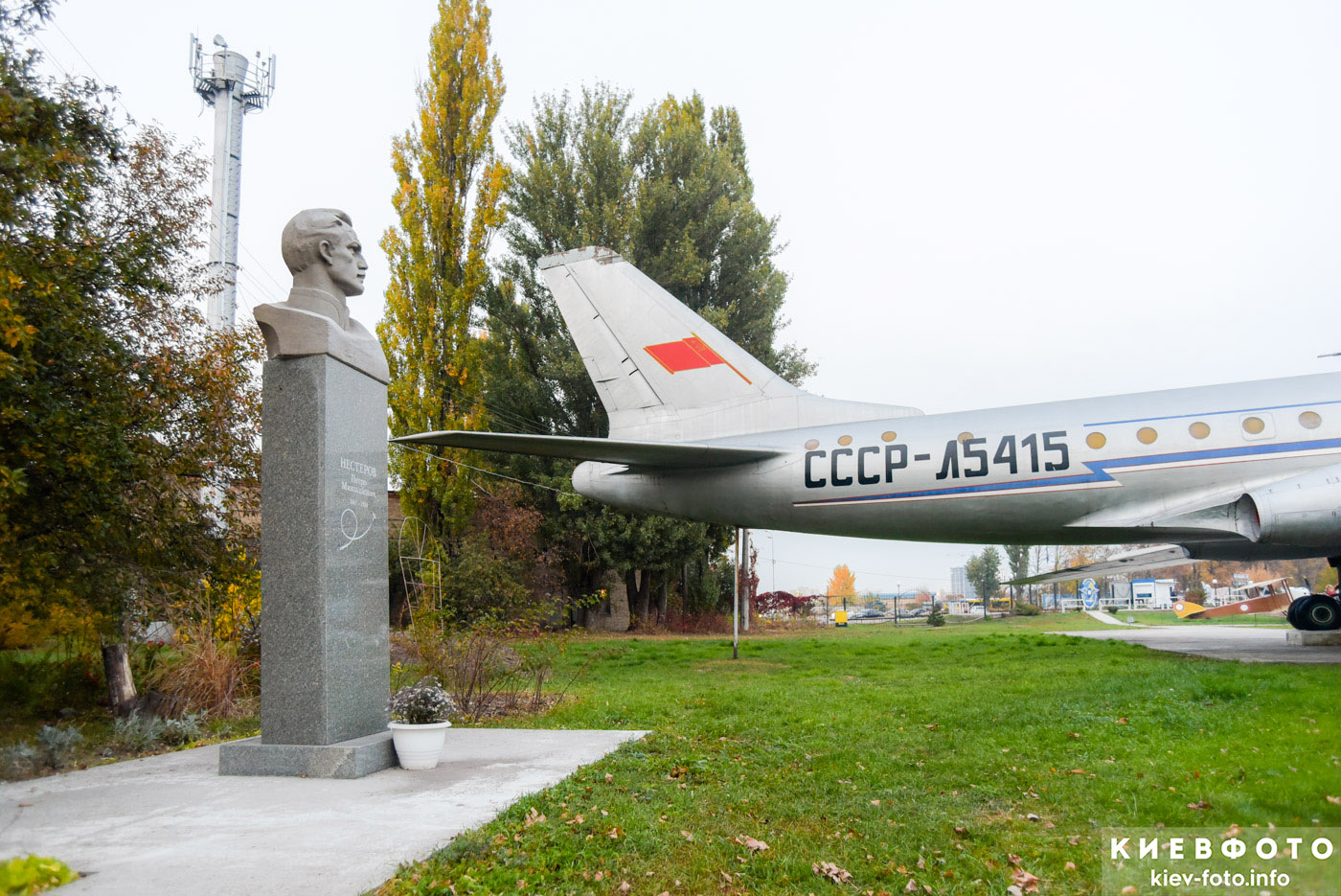 Памятник Петру Нестерову в Музее авиации
