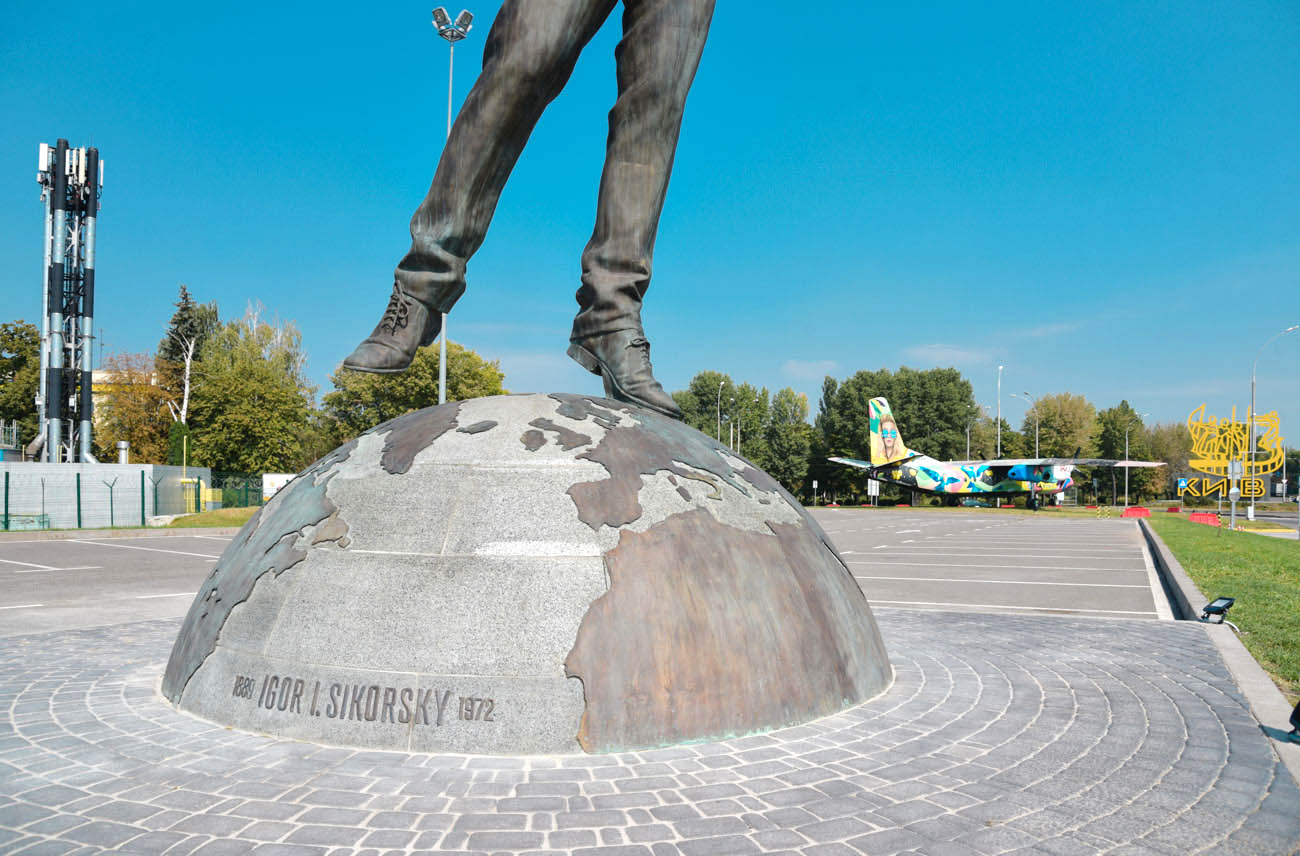 Памятник Игорю Сикорскому возле аэропорта «Киев» в Жулянах