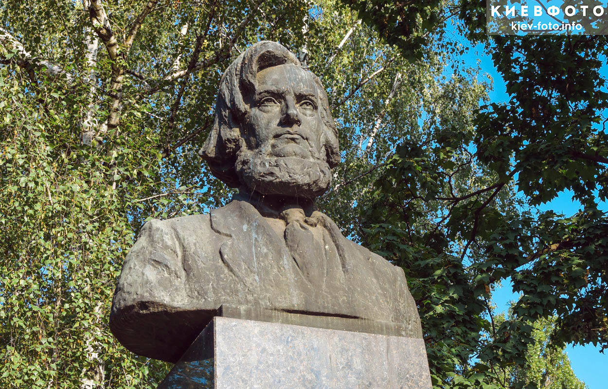 Памятник Константину Ушинскому на Чоколовке