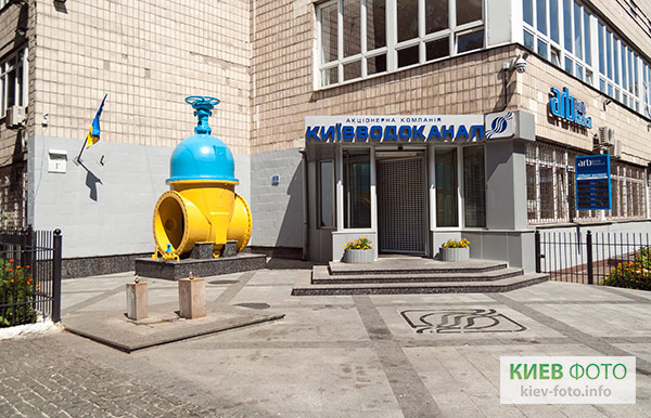 Водопроводный вентиль. Памятник в Киеве