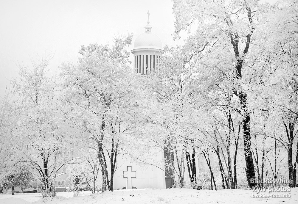 Спасо-Преображенский собор на Теремках-2. 25 волшебных черно-белых фото зимнего Киева
