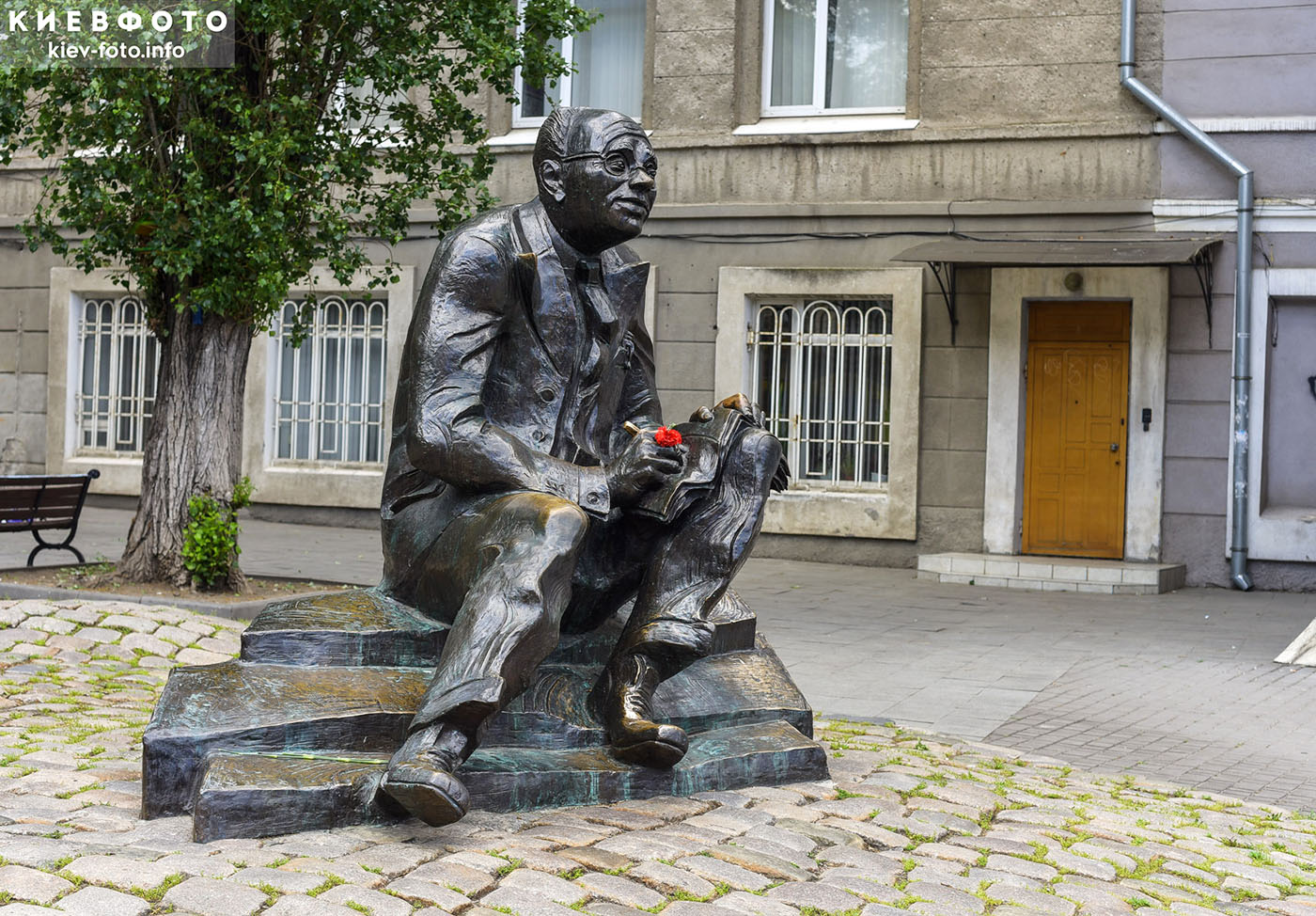 Памятник Исааку Бабелю в Одессе