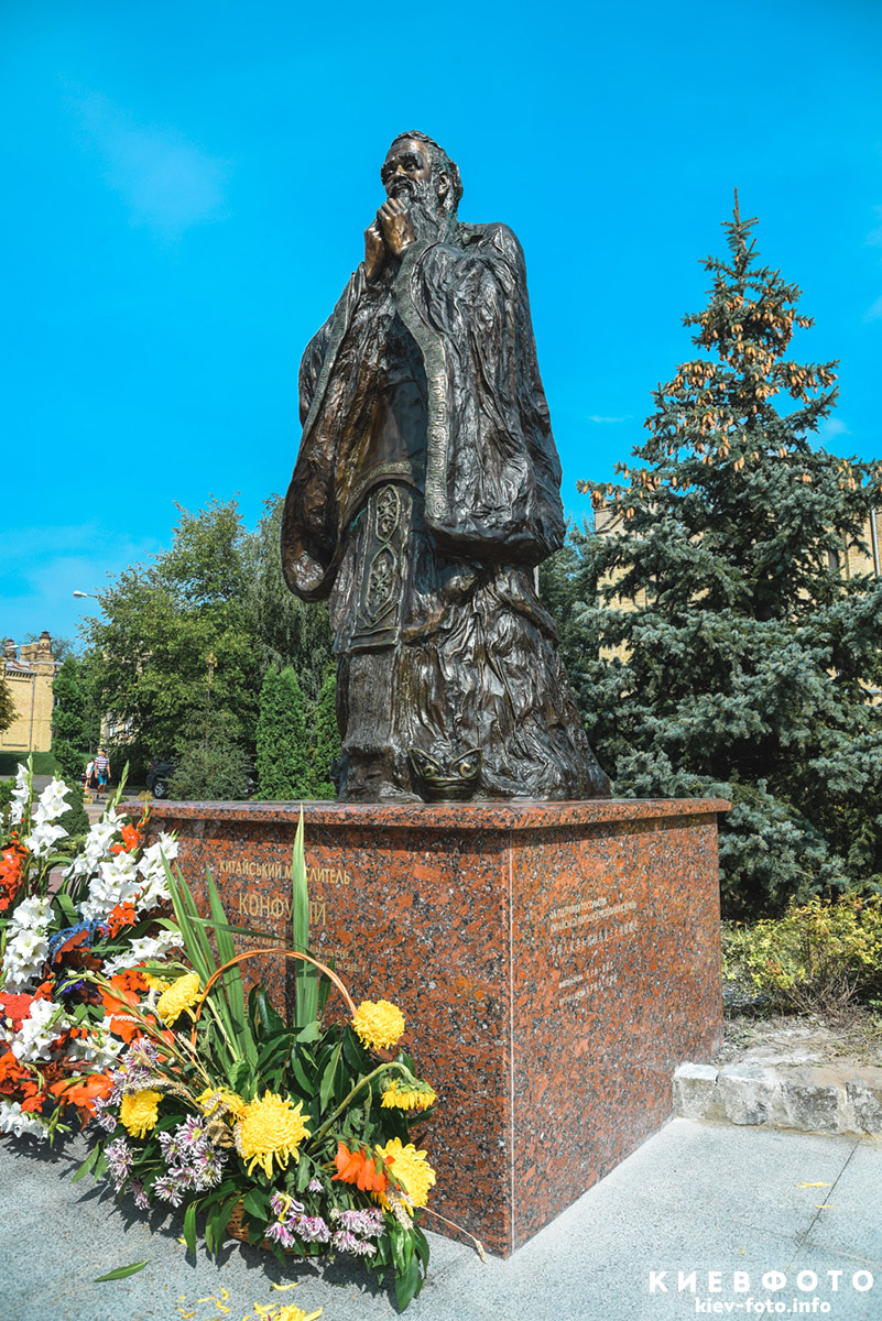 Памятник Конфуцию в Киевском политехническом институте